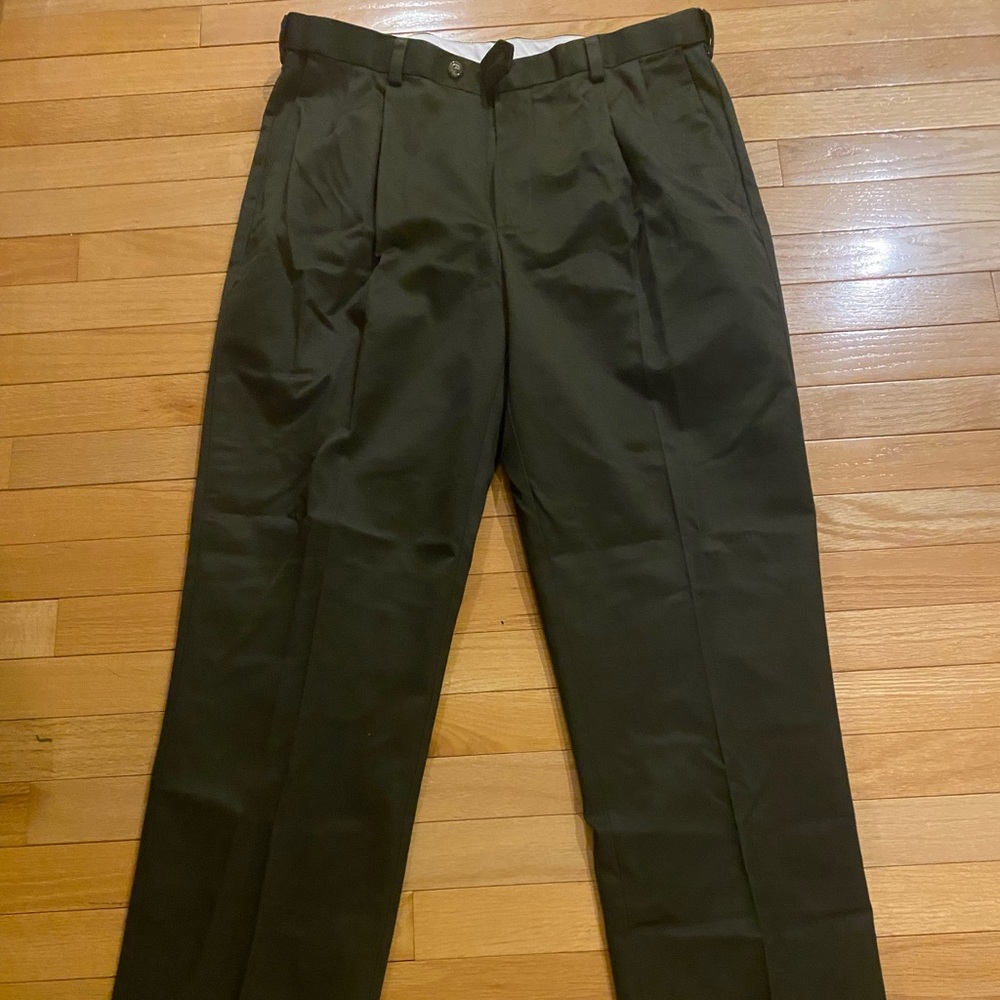Mens like new Roundtree and Yorke khaki pants olive color only worn 1x -36x34